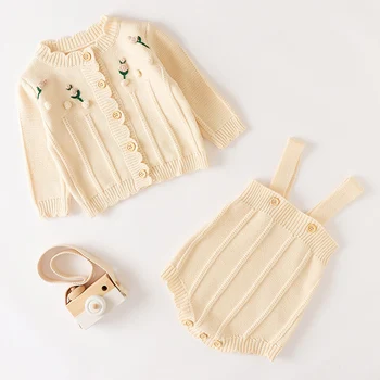 Зима-весна, корейский стиль, вязаная одежда для малышей, кардиган с длинными рукавами и цветочным рисунком + комбинезон, Комплект детской одежды
